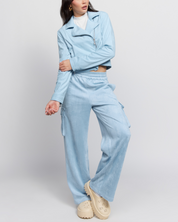 Su pantaloni in pelle scamosciata color ghiaccio