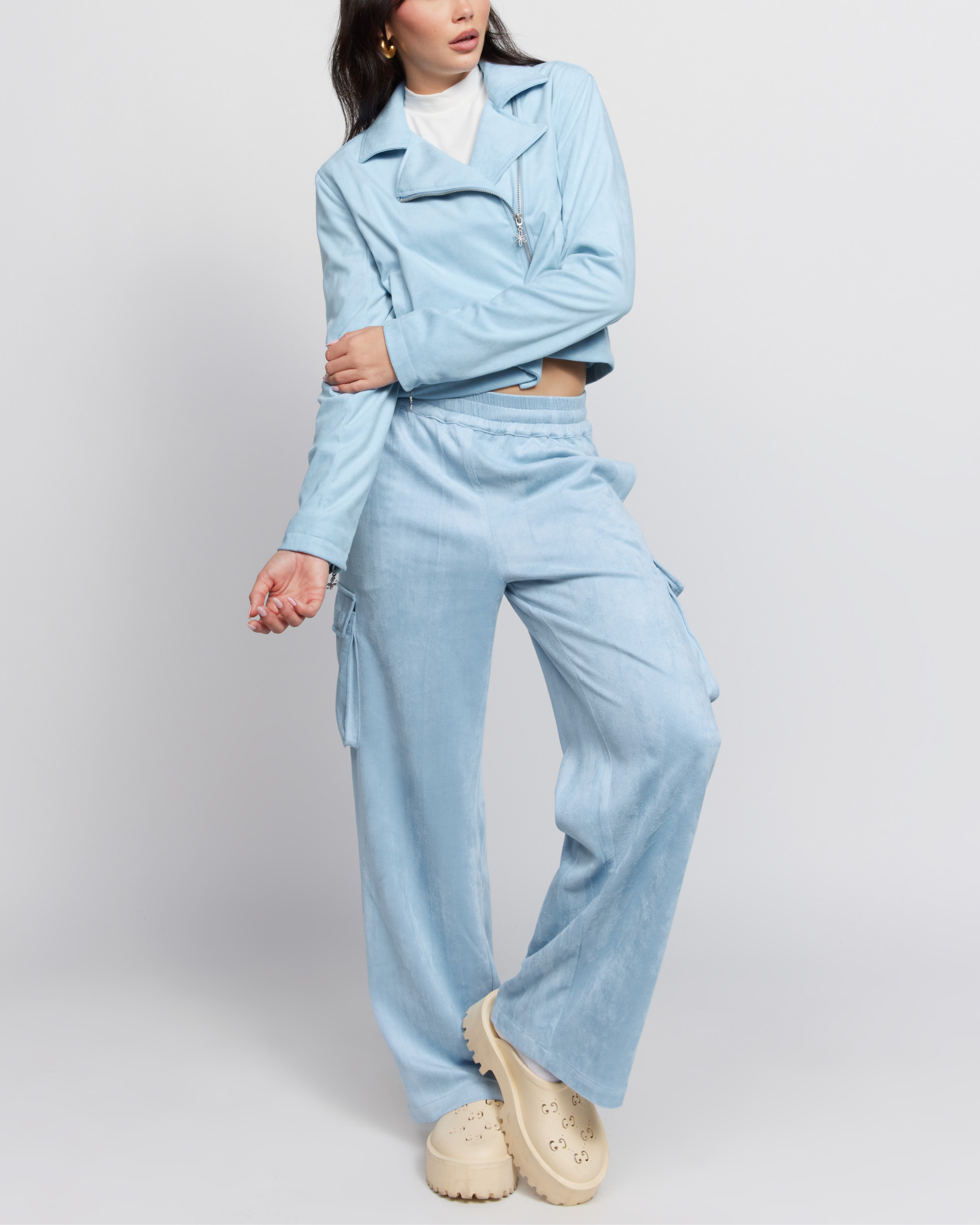 Su pantaloni in pelle scamosciata color ghiaccio