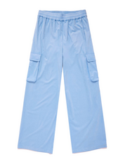Su pantaloni in pelle scamosciata color ghiaccio
