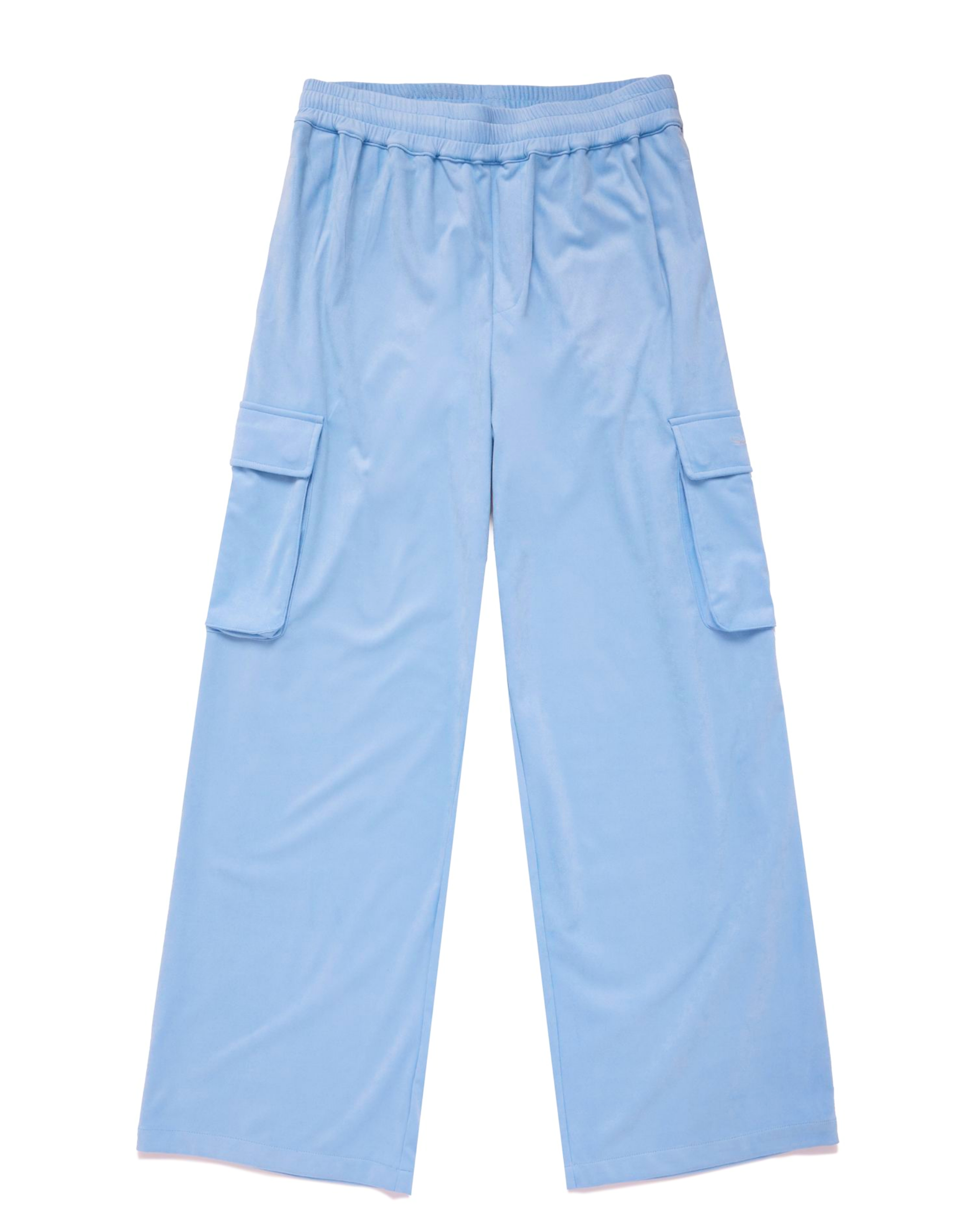 Su pantaloni in pelle scamosciata color ghiaccio
