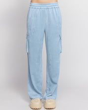 Su pantaloni in pelle scamosciata color ghiaccio