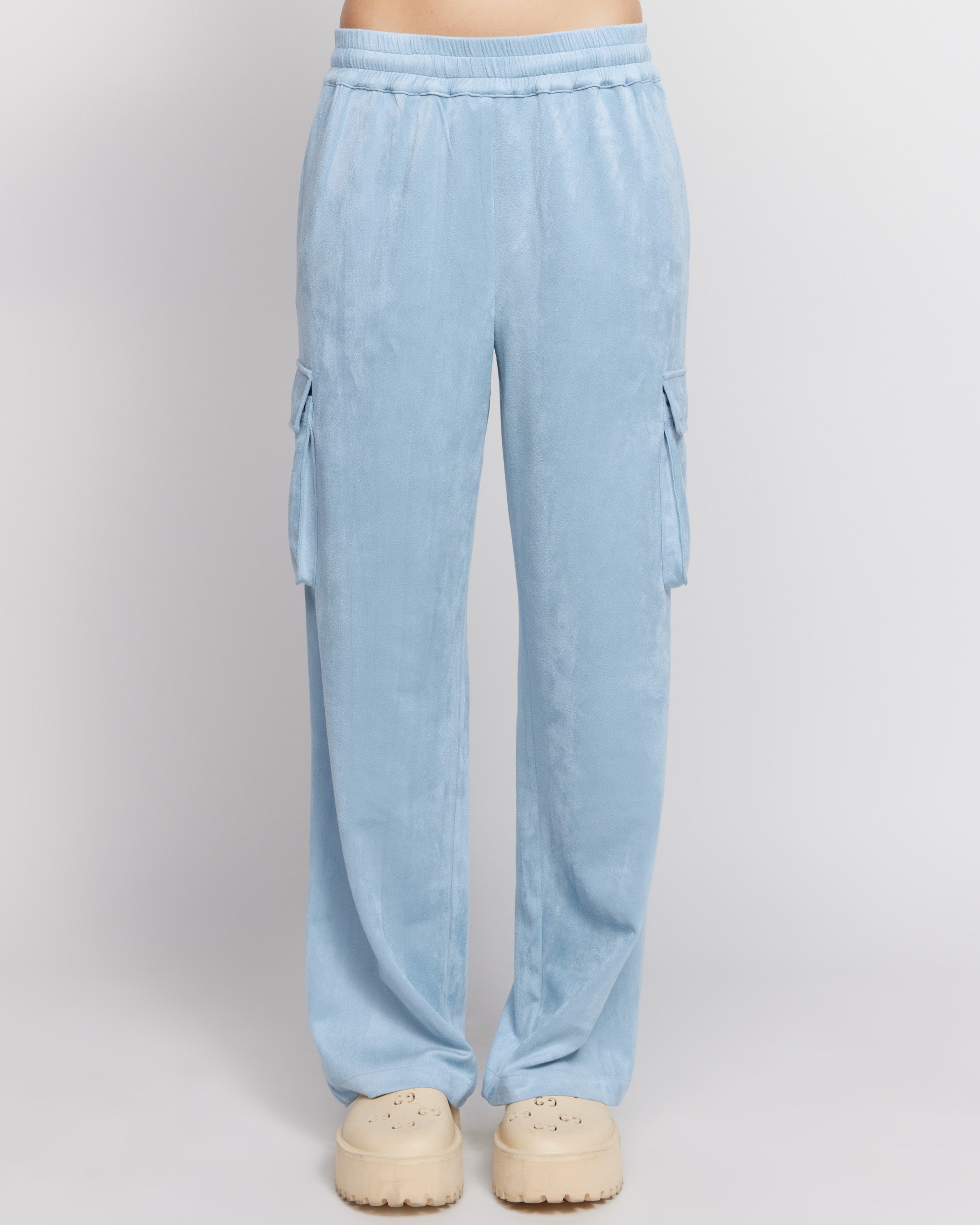 Su pantaloni in pelle scamosciata color ghiaccio