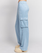 Su pantaloni in pelle scamosciata color ghiaccio