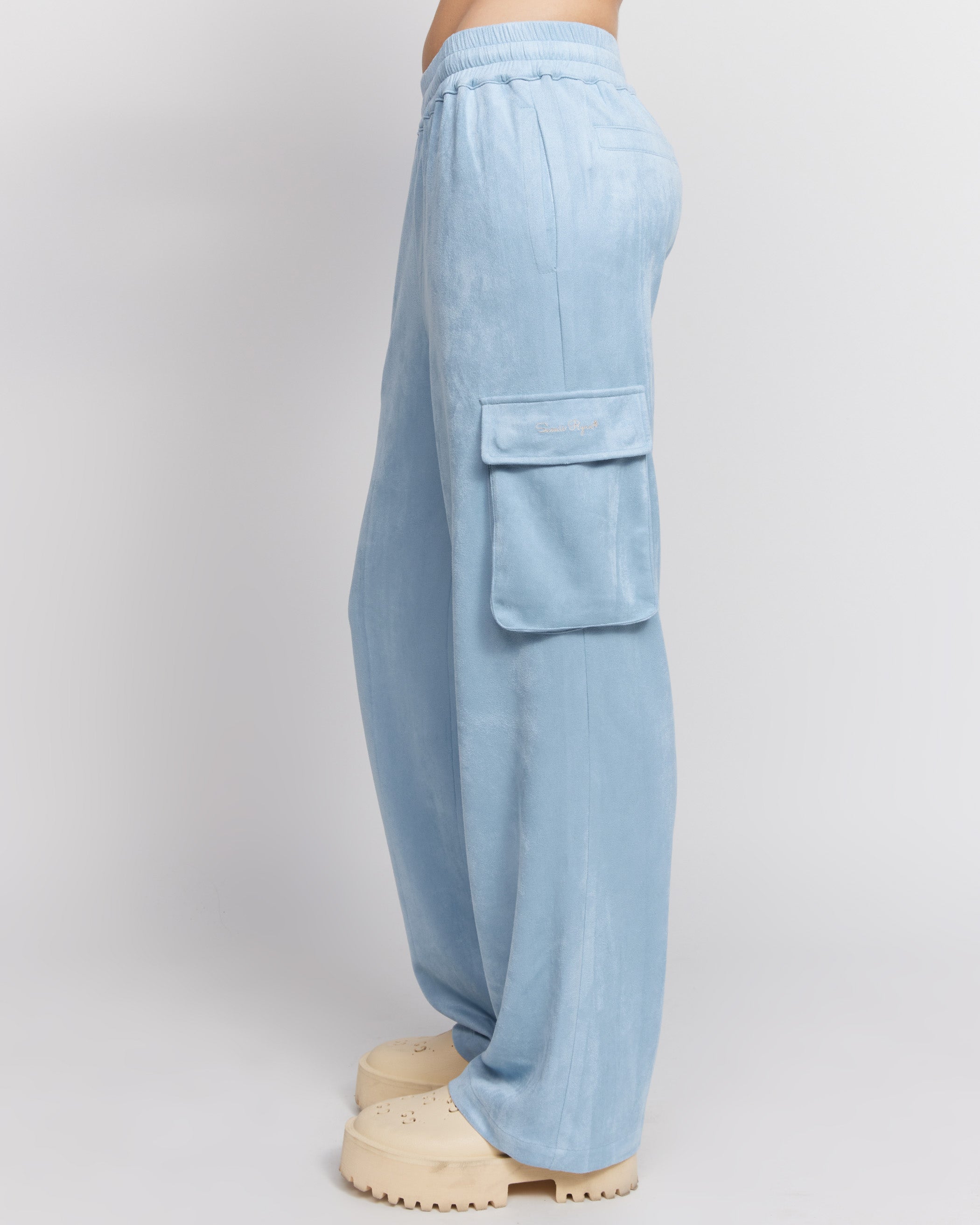 Su pantaloni in pelle scamosciata color ghiaccio