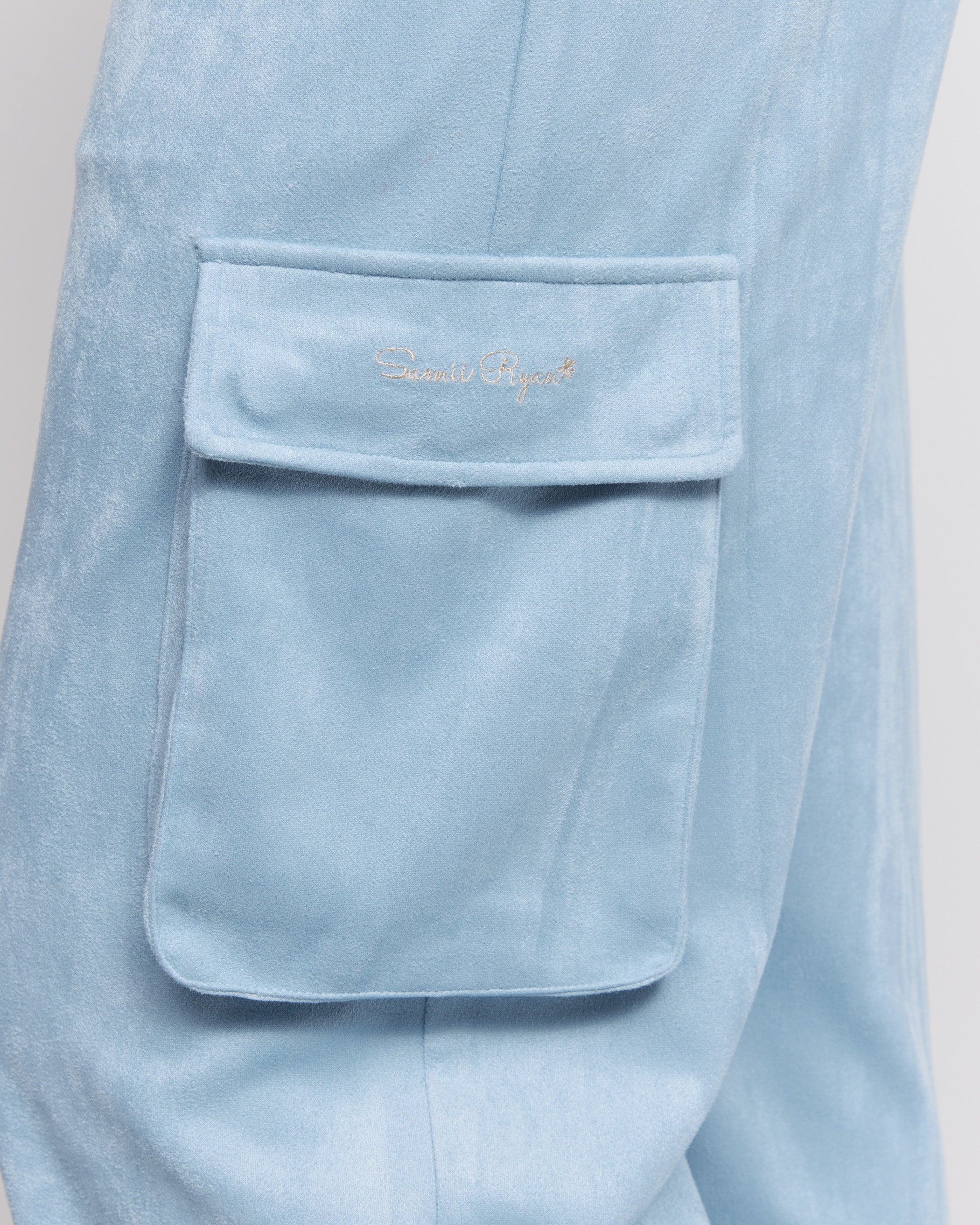 Su pantaloni in pelle scamosciata color ghiaccio