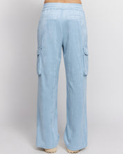 Su pantaloni in pelle scamosciata color ghiaccio
