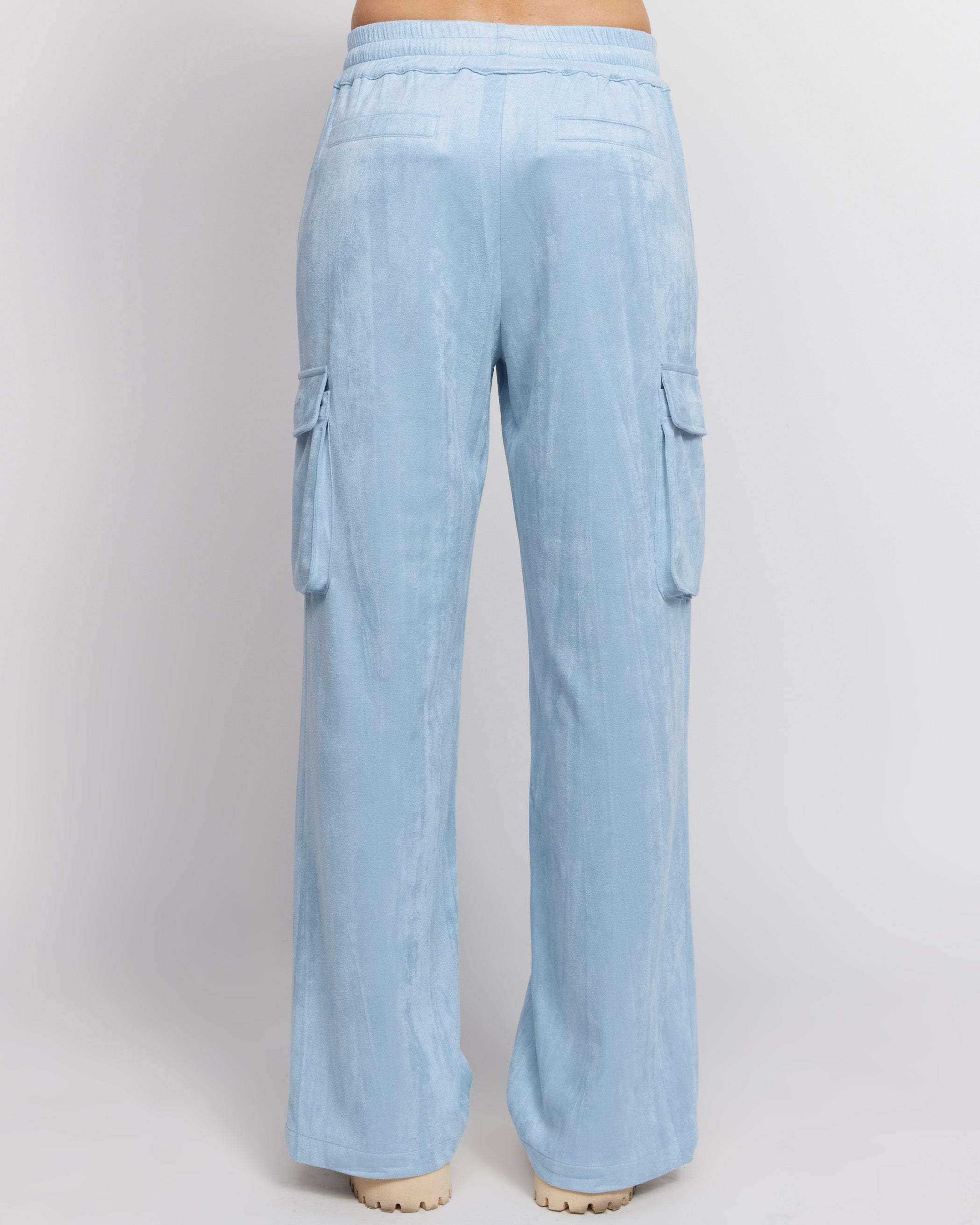 Su pantaloni in pelle scamosciata color ghiaccio