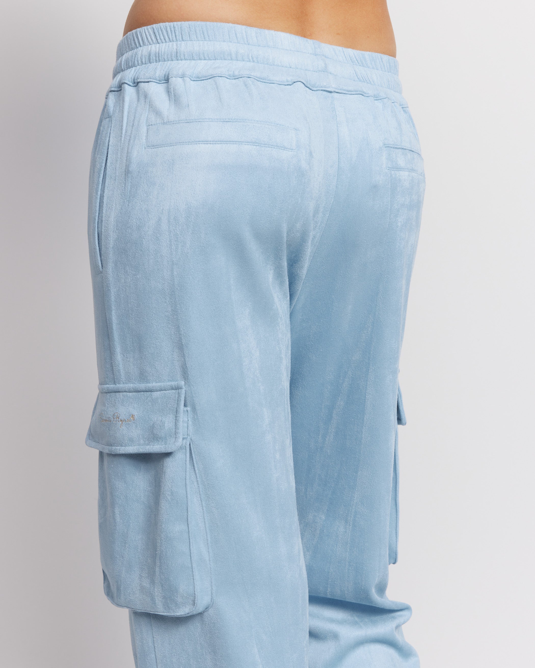 Su pantaloni in pelle scamosciata color ghiaccio